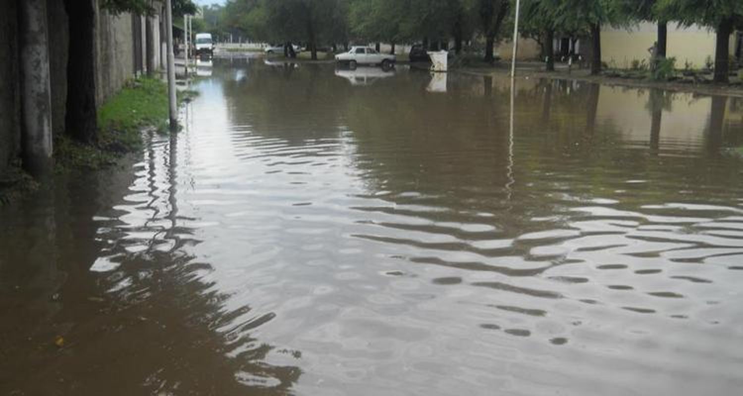 Por la lluvia, calles inundadas