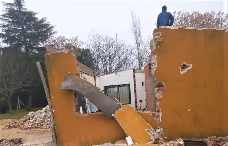 Comenzaron los trabajos en la escuela de paraje Basso, tras la firma del contrato con la cooperativa 8 de Diciembre