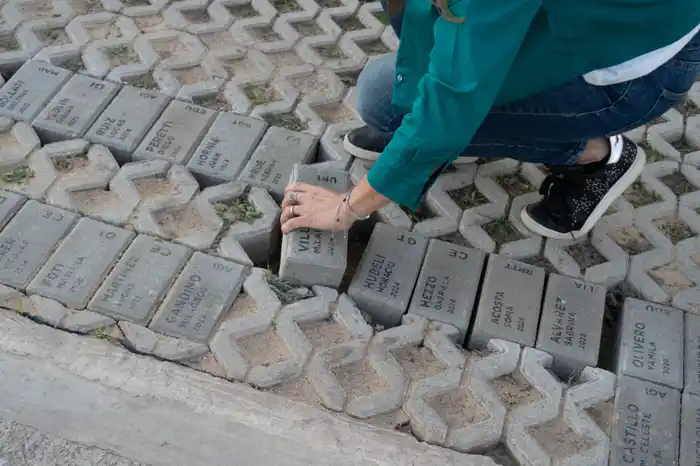 Cada graduado tiene un adoquin con su nombres dentro del Campus de la Universidad