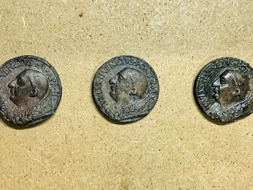 Hallaron tres medallas de bronce del siglo XV en las obras del subte de Roma