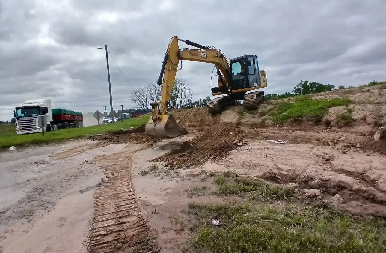 Maquinaria pesada realiza tareas de movimiento de suelo en el cruce de las rutas 3 y 30/61.