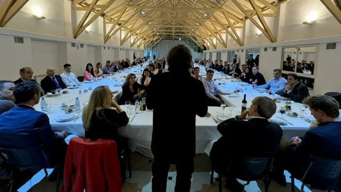 A comer como un jubilado: Amnistía Internacional invitó a los “87 héroes” de Milei a cenar por $781
