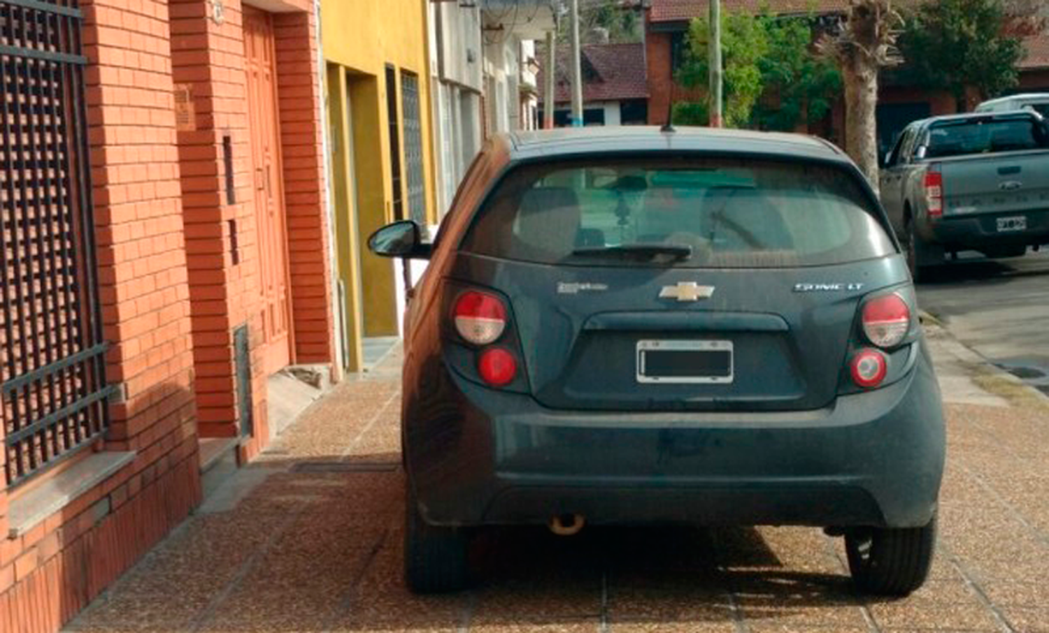 En Saladillo está prohibido estacionar los autos en la vereda