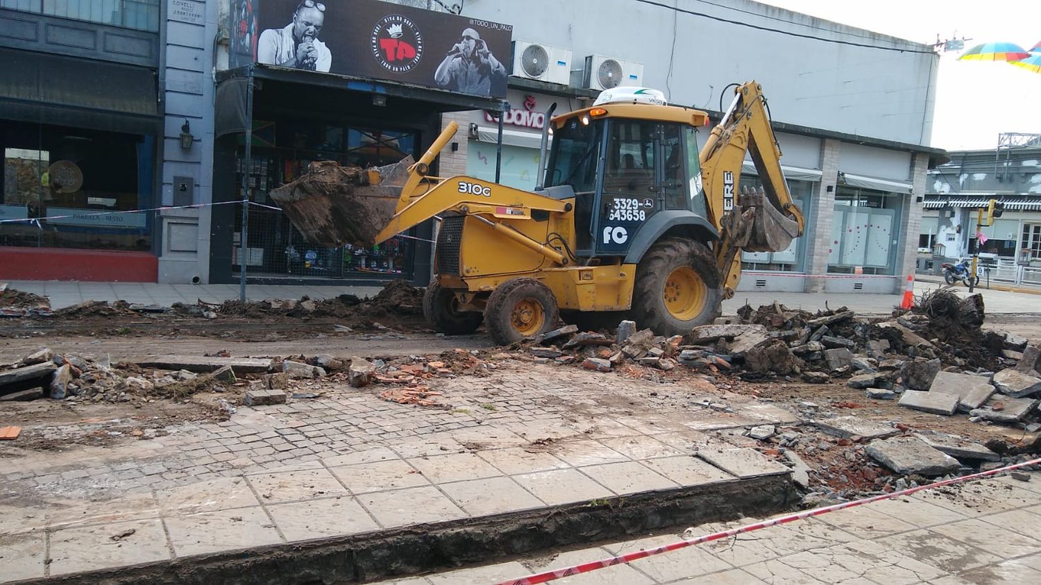 Remodelación de la Peatonal: descontento por el corte de calles y las máquinas, que afectan a los comerciantes