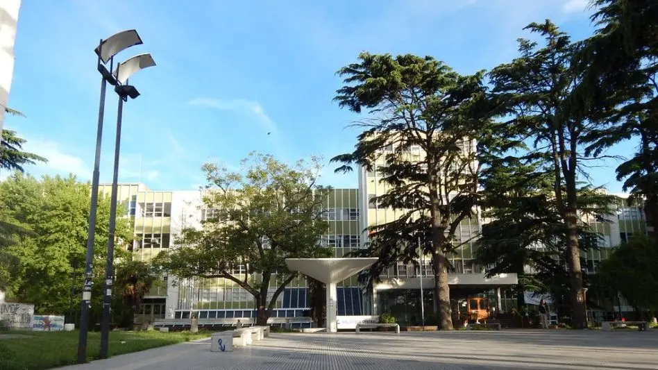 Continúa la instalación de nuevas luminarias en el Complejo Universitario