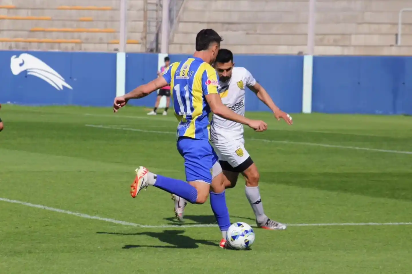 Martínez sale a la marca de León, en el partido de ida.