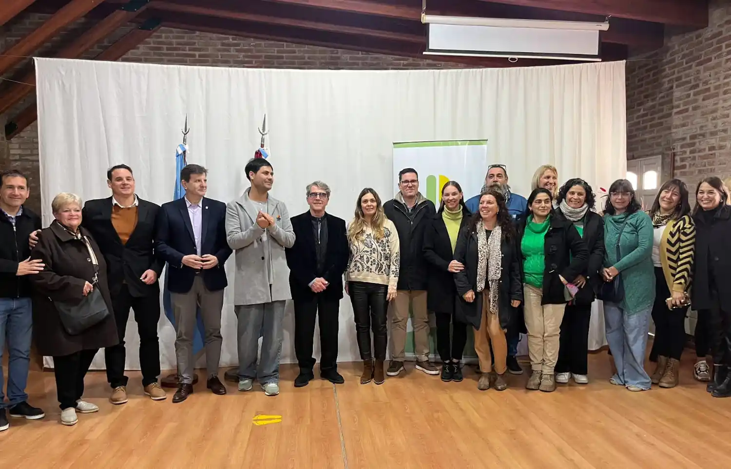 La legisladora radical junto a las autoridades locales en Ricardone.