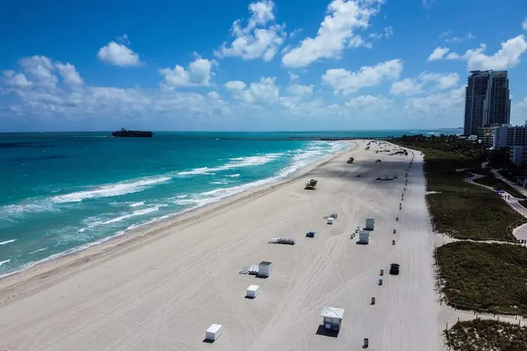 El gobernador de Florida autorizó la reapertura de las playas con horarios limitados