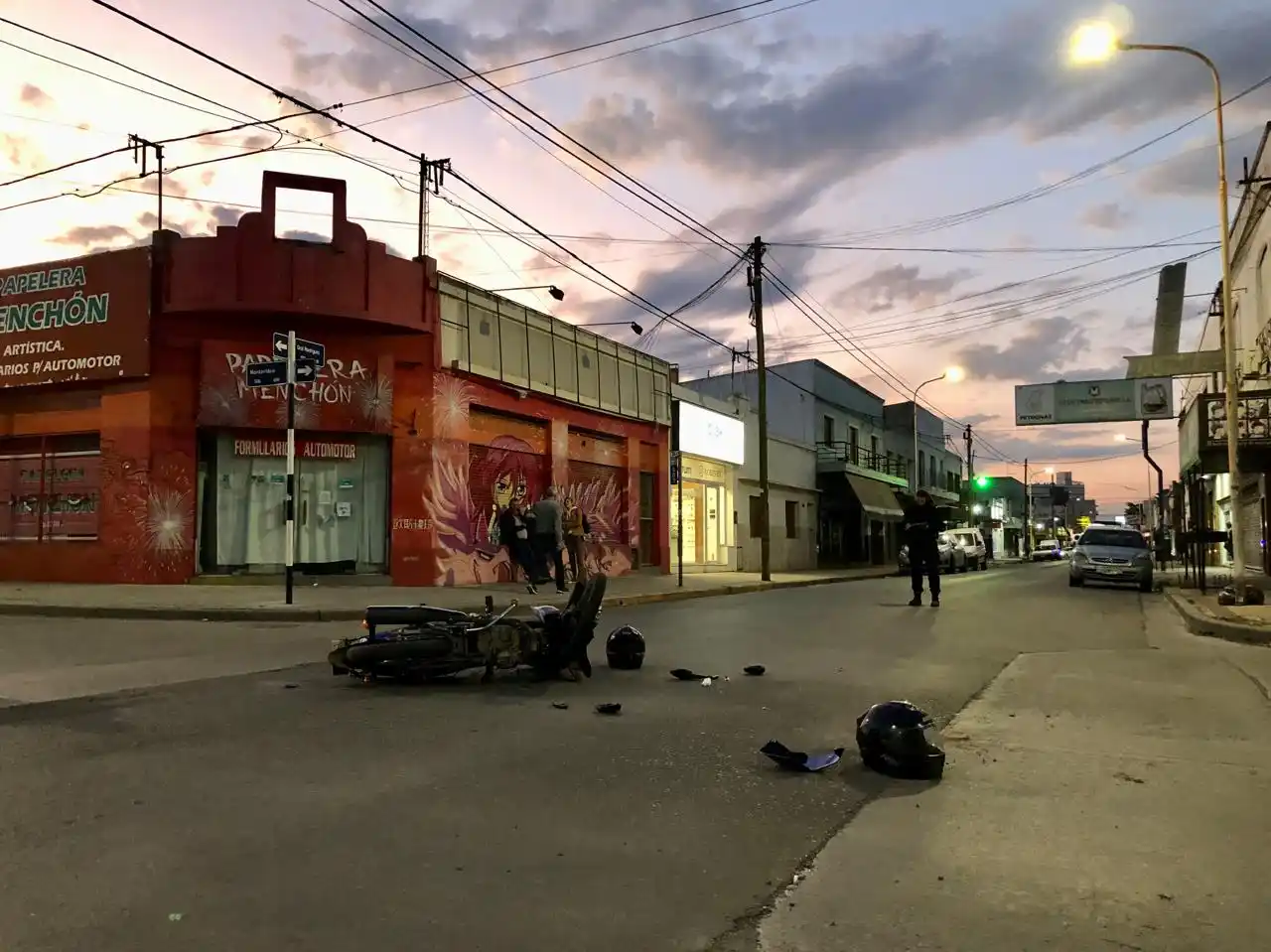 Dos heridos trasladados al Hospital tras el choque entre una camioneta y una moto en Montevideo y Rodríguez.