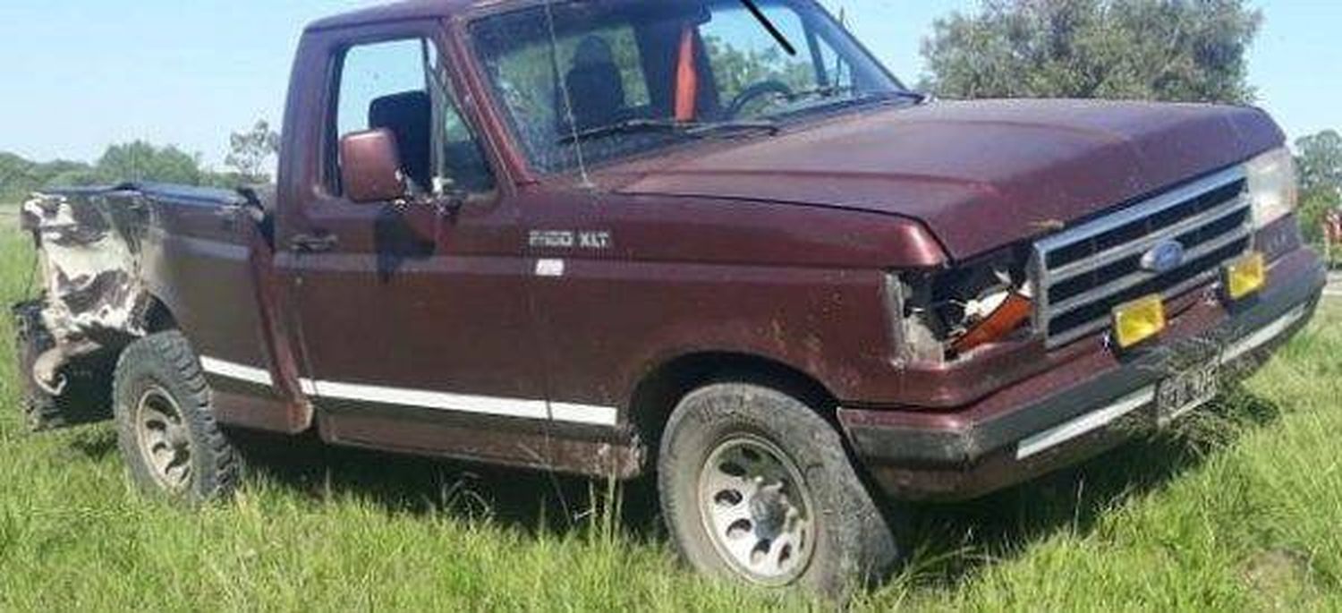 Fuerte colisión entre dos camionetas en Ruta Nacional 127