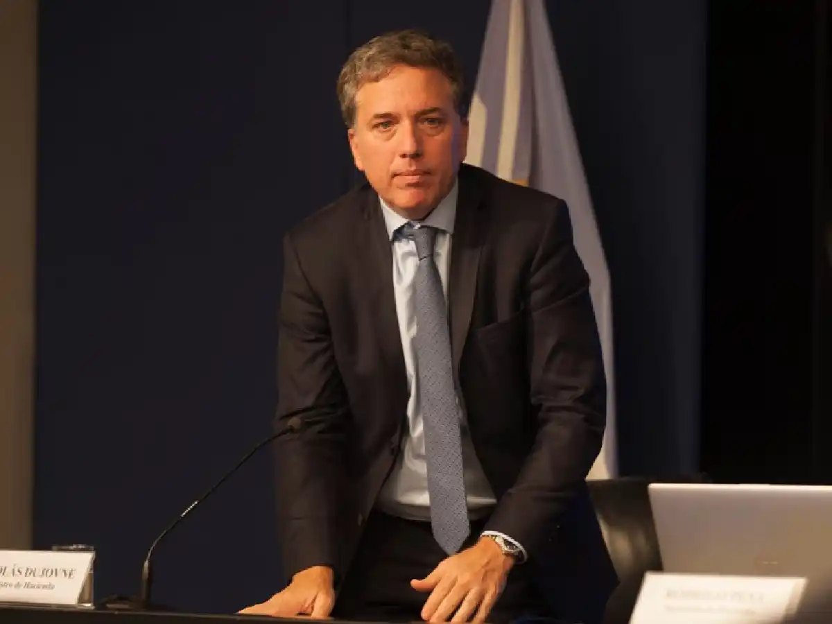 Nicolás Dujovne afirma que la economía “comenzó a recuperarse” y que “se está generando empleo”