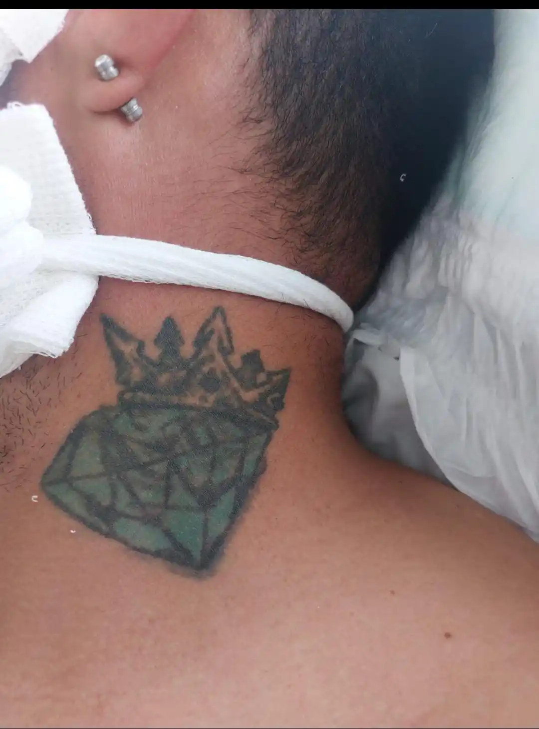 Uno de los tatuajes a la altura del cuello.