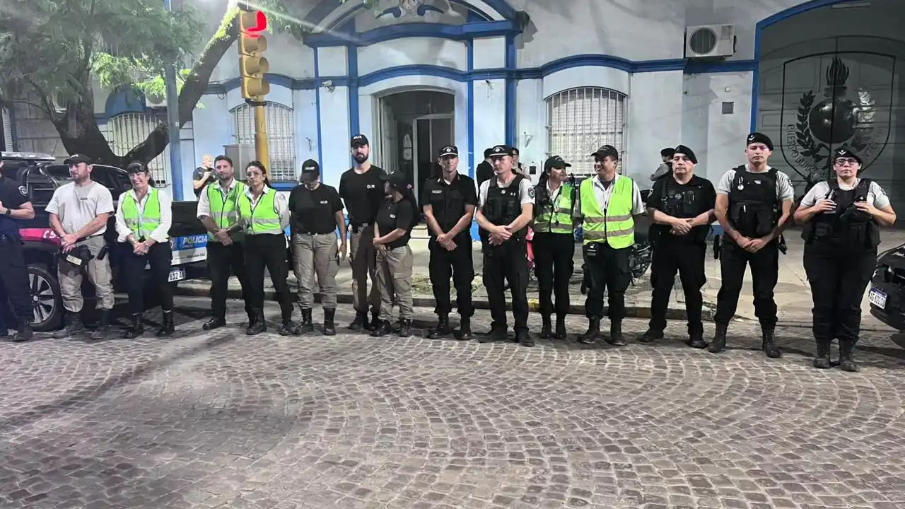 Operativo de saturación en barrios 30 de Octubre y Alberdi: identificaron a 23 personas y retuvieron tres motos - 1