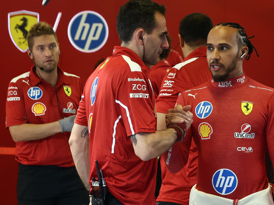 Lewis Hamilton le regaló cajas de Navidad a los empleados de Ferrari .Foto: Reuters/Jakub Porzycki