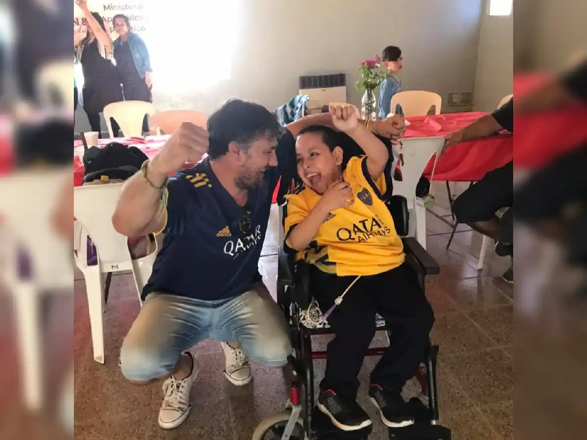 Fue a su casa a buscar una camiseta de Boca cuando vio la ilusión de un niño que señalaba el escudo