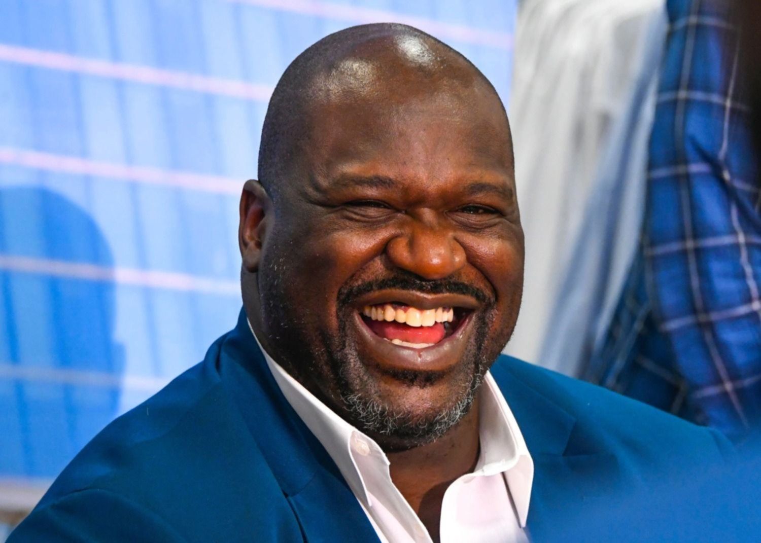 Shaquille O'Neal hace una entrada acrobática al set de TNT, en modo estrella de Hollywood