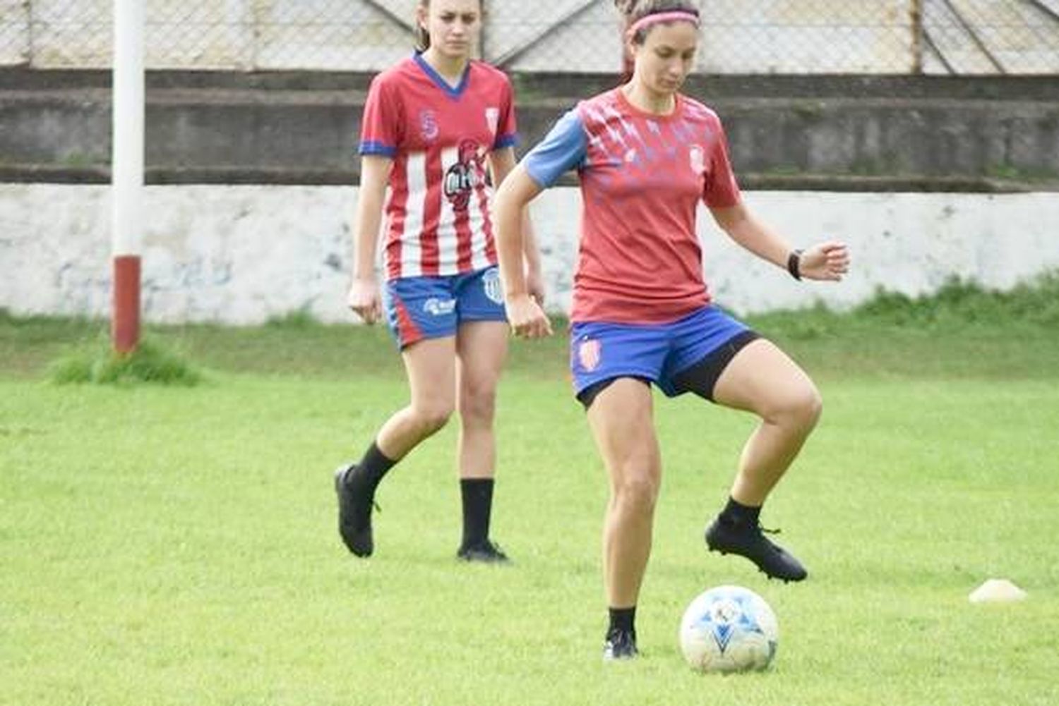 Entrenamiento en conjunto de los planteles femenino y masculino de Libertad