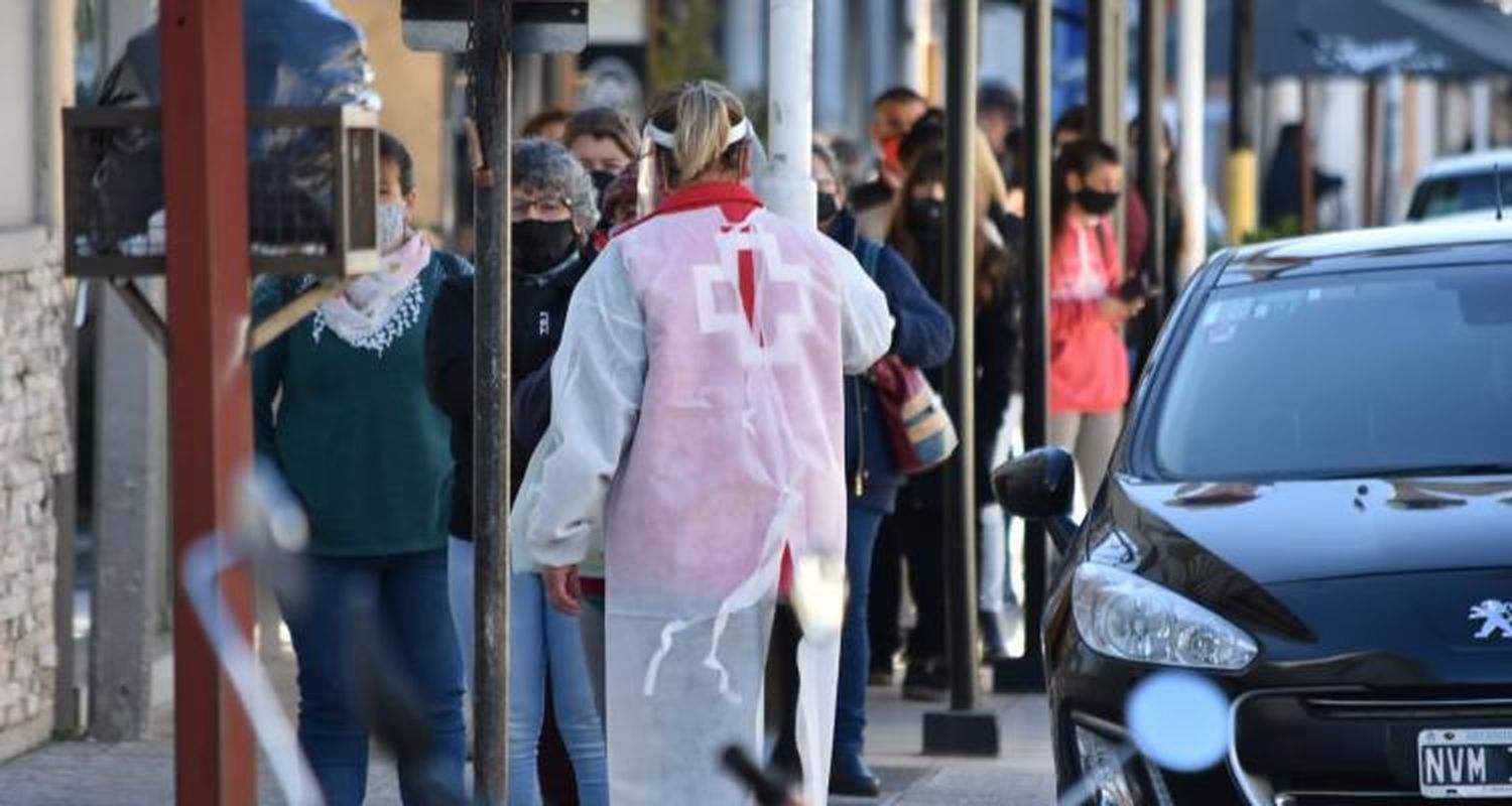 Coronavirus: En las últimas dos semanas, bajó el promedio diario de contagiados pero se incrementaron los fallecidos