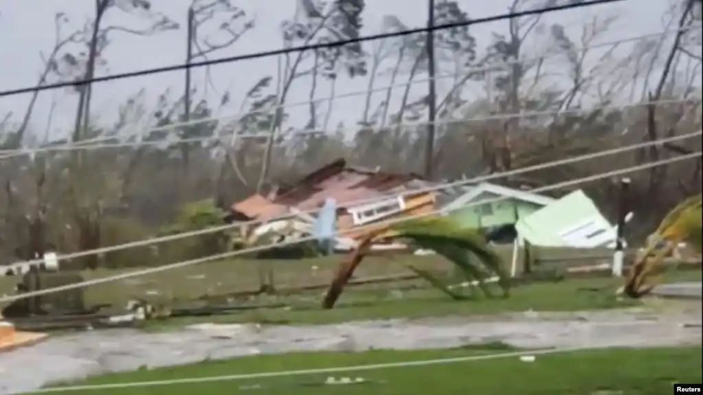 Huracán Dorian tocó en Bahamas y sigue rumbo a la costa sureste de EE.UU.