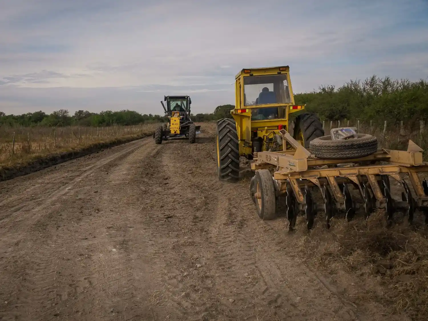 Provincia invierte más de 24.000 millones de pesos en mejora de caminos y maquinaria vial
