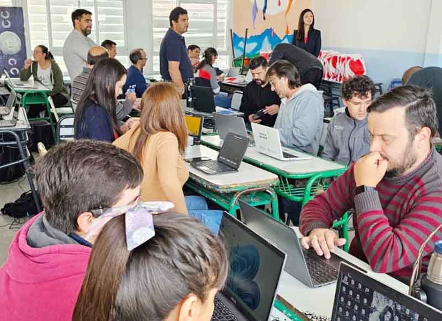 Se capacitó a 1.230 docentes y se entregaron 372 kits de Robótica a instituciones educativas