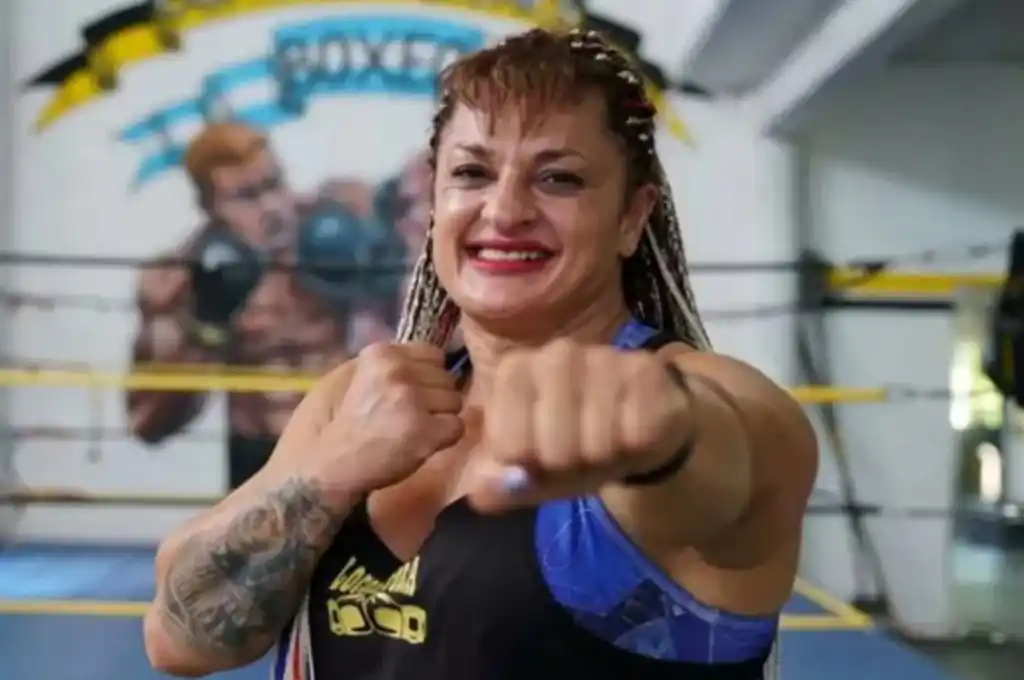 Responde a estímulos y ya presenta motricidad ante órdenes.