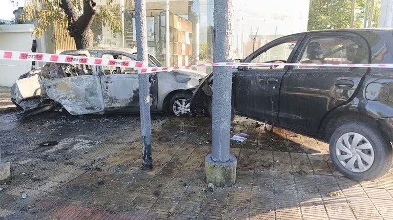 Uno de los autos involucrados se prendió fuego.