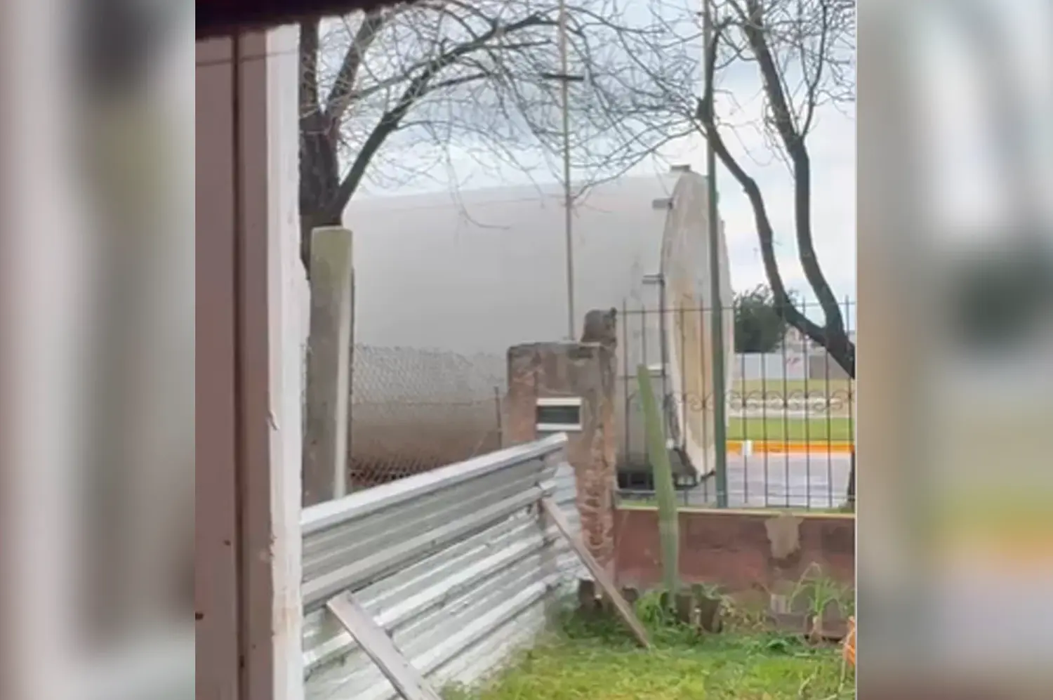 El viento “empujó” un tanque en barrio Fasoli y generó preocupación entre los vecinos