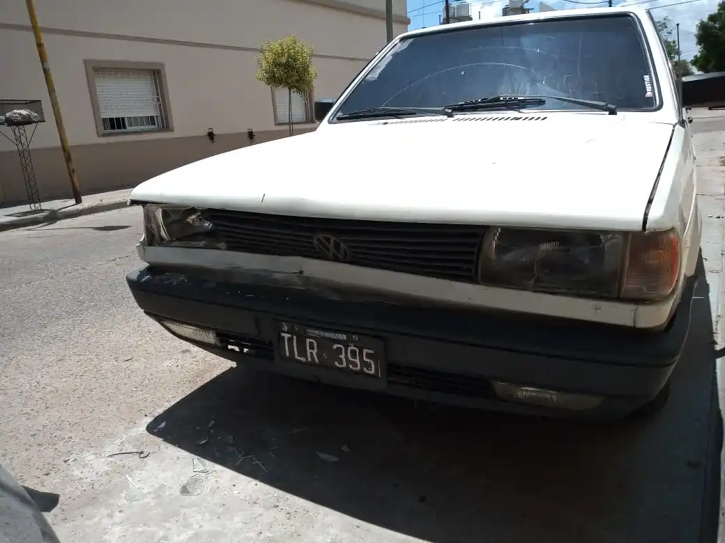 Intentan identificar al dueño de un Palio negro que chocó contra una camioneta y se fugó