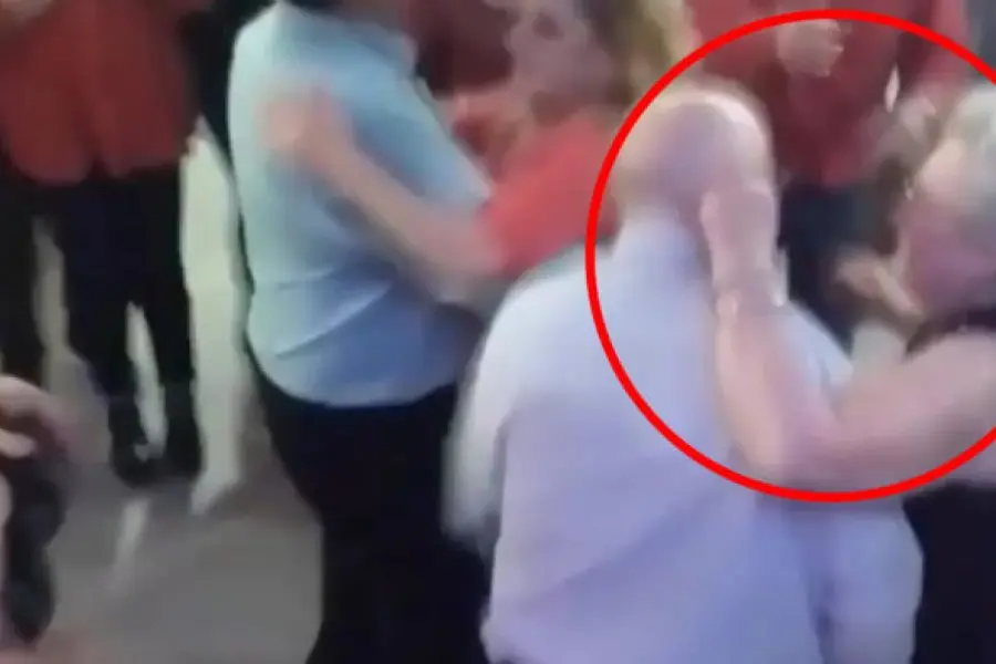 Insólito video: lo "cachó" bailando con otra mujer y lo agarró de las orejas