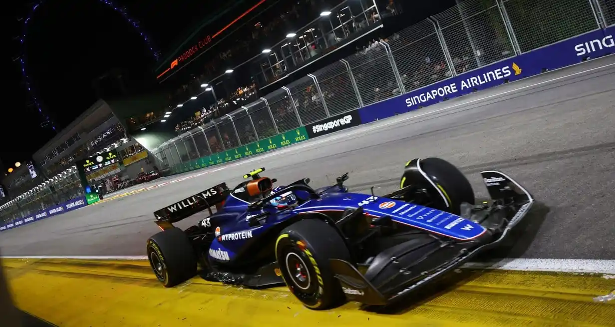 El Williams de Franco Colapinto girando en la noche de Singapur. Crédito: Edgar Su/Reuters
