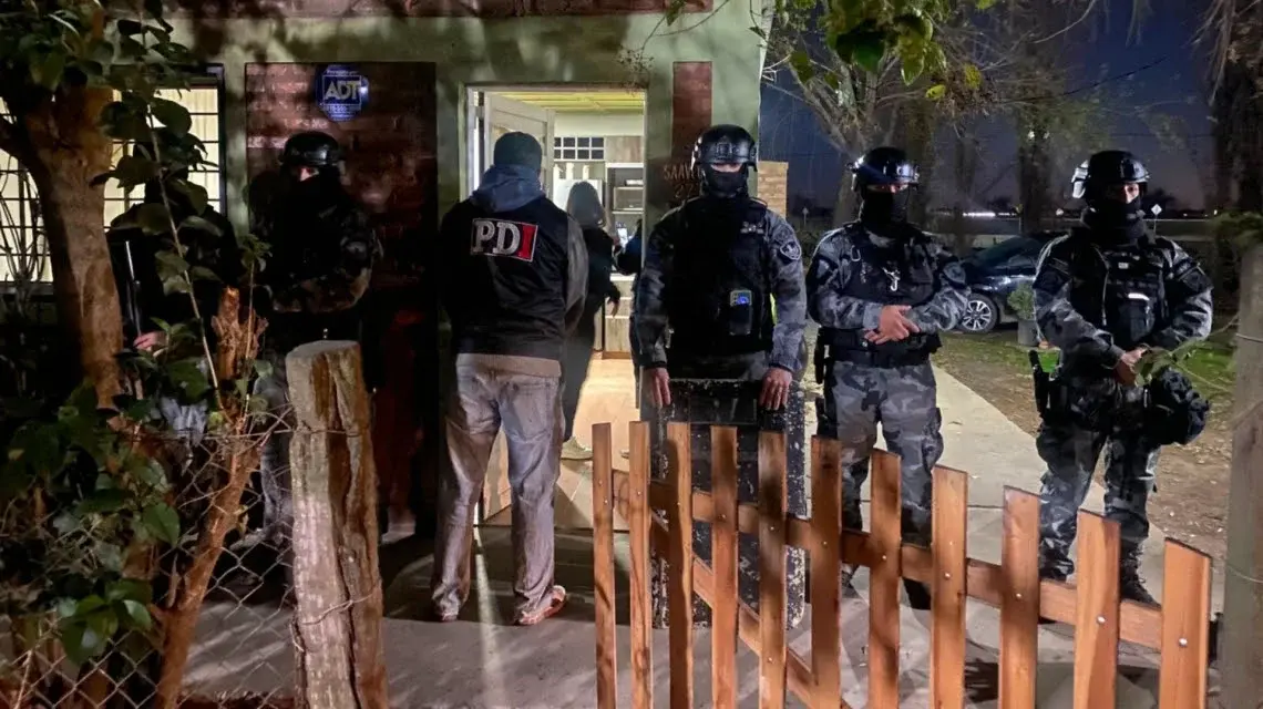 Dos detenidos y varios elementos secuestrados en una investigación por robos calificados en Rosario y zona