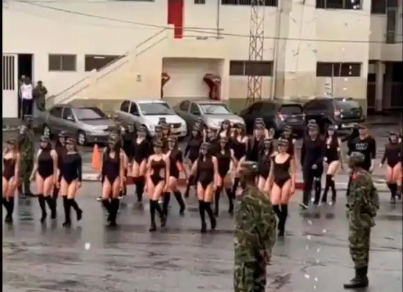 ¡Escándalo! Modelos en «body» desfilaron ante batallón militar de Manizales (+ video)