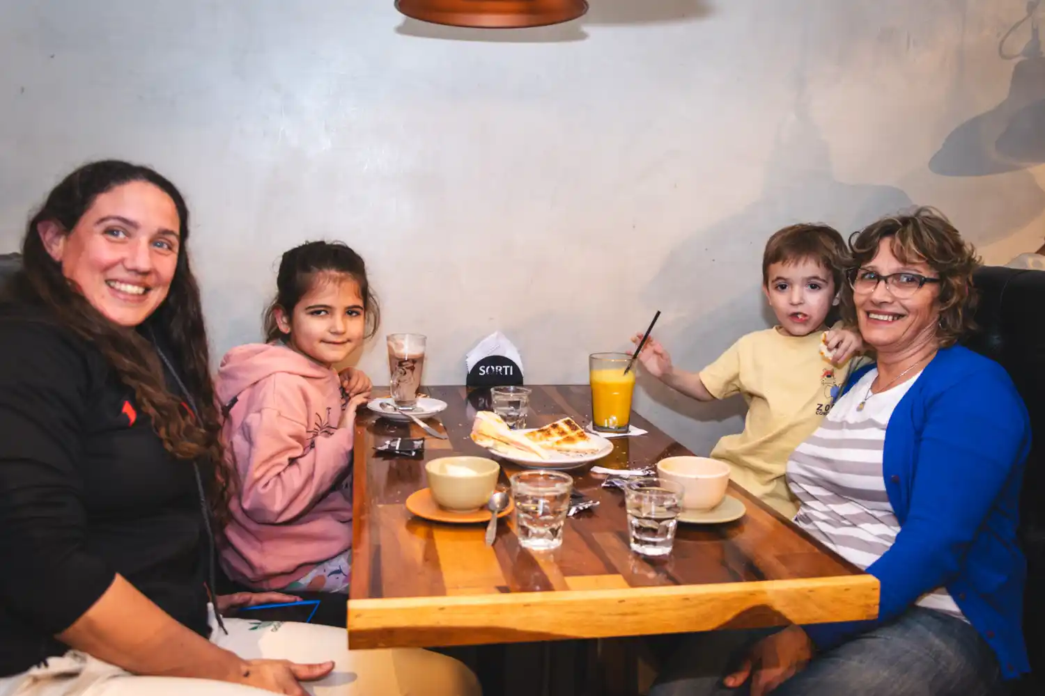 Pilar, Fermín y Susana con la tía Natalia que llegó desde La Plata.