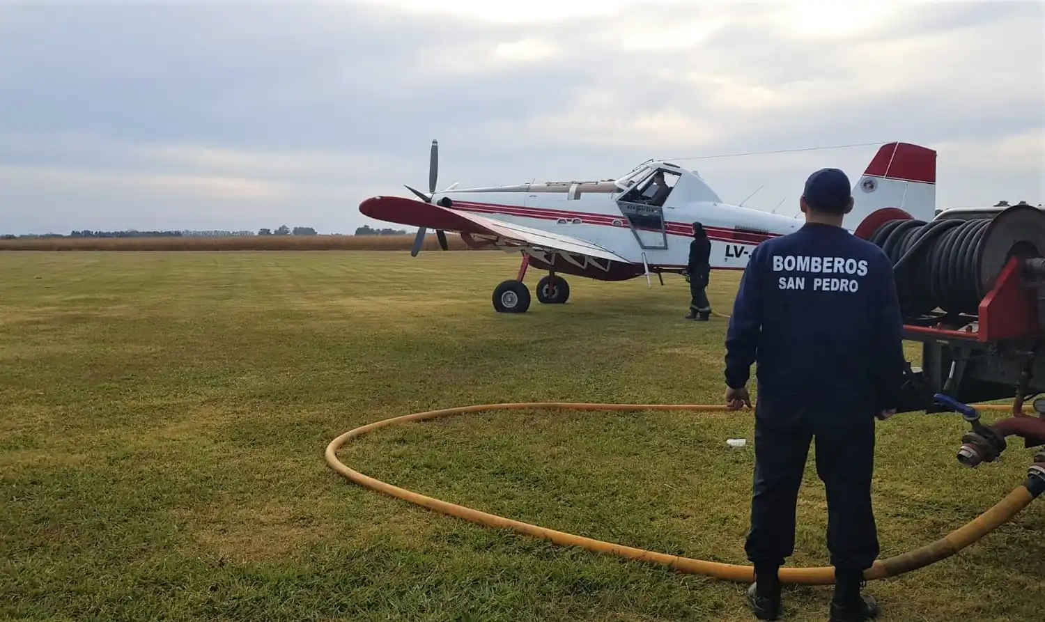 Incendios en islas: este domingo siguen las tareas del personal del Servicio Nacional de Manejo del Fuego