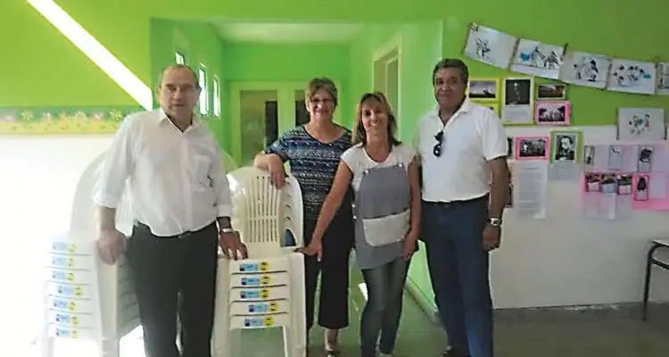 > Sillas y pintura para los pibes del barrio