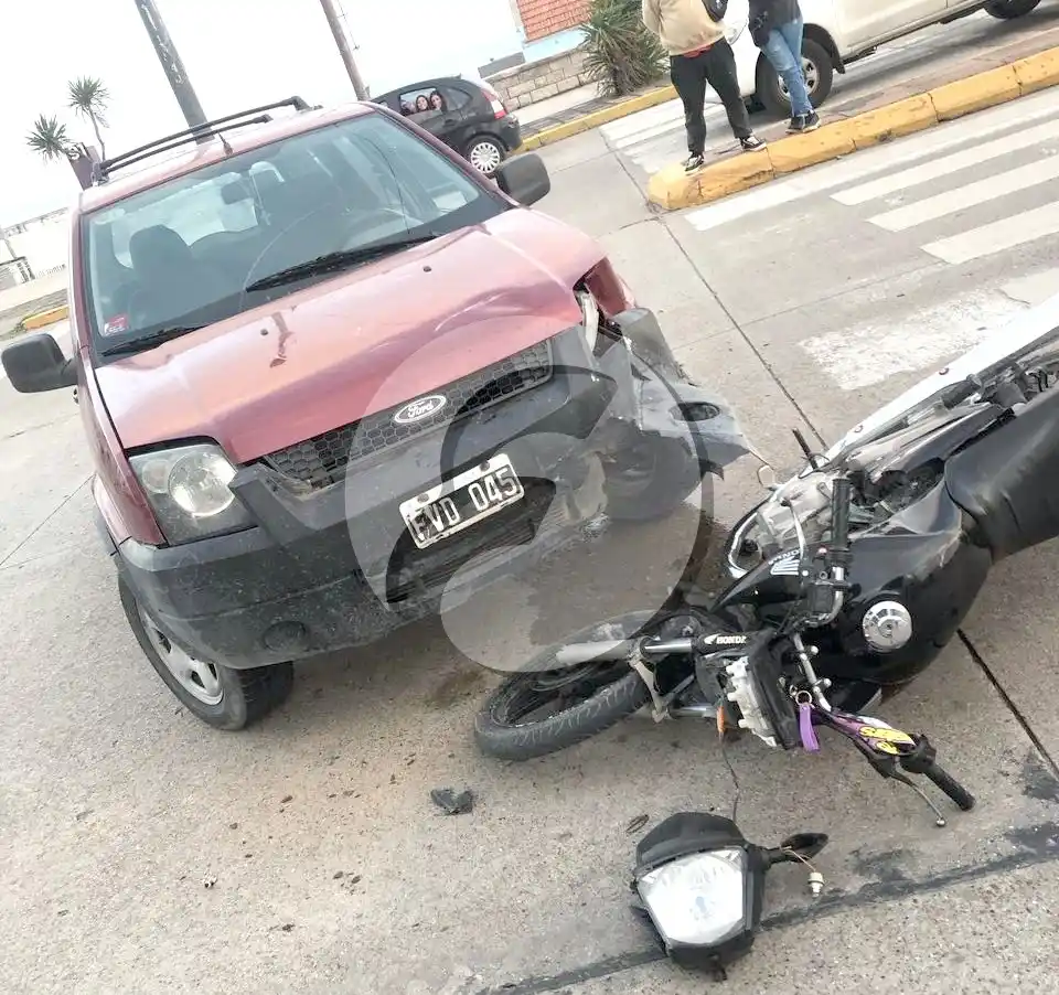 Un motociclista terminó debajo de una camioneta