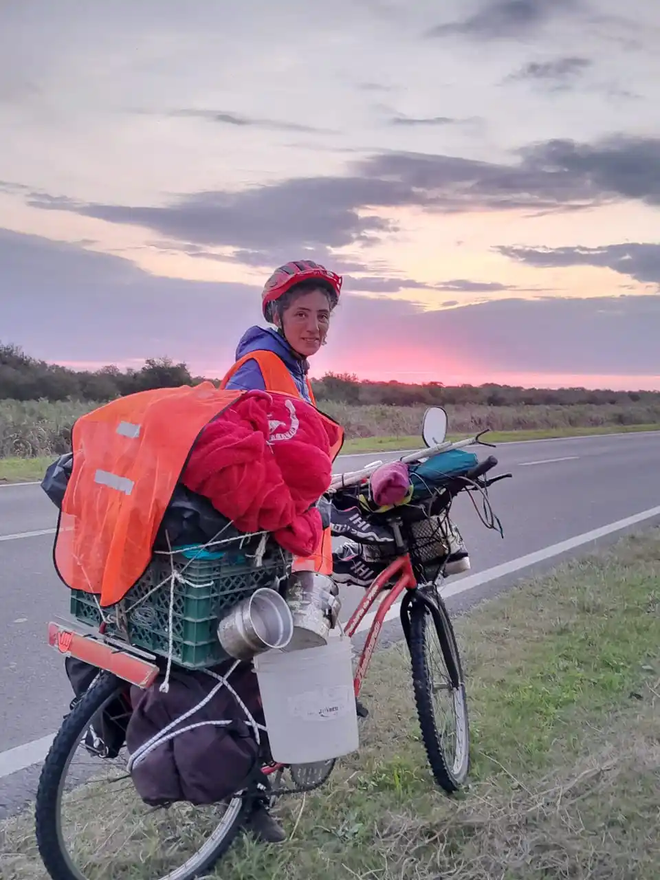 Teresita Cardoso viaja en bicicleta hacia Salta para participar en la “Fiesta del Milagro”