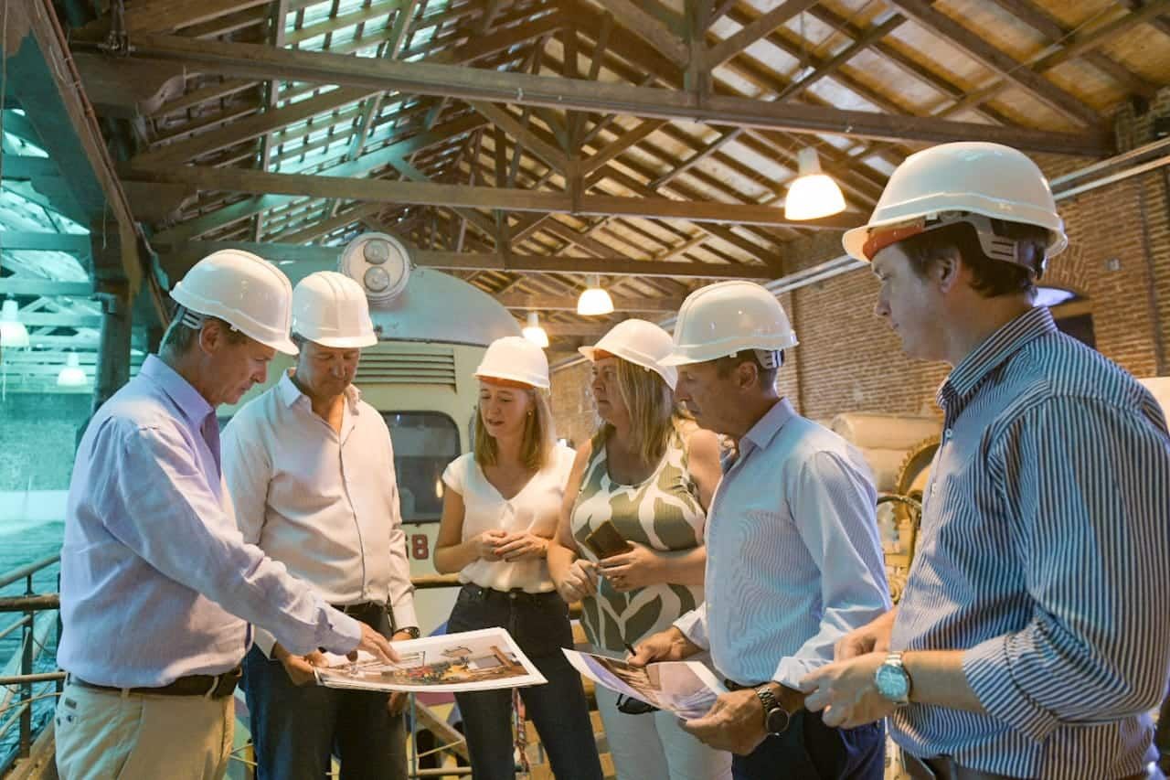Bahl y Bordet recorrieron la obra de puesta en valor del centro cultural Juan L. Ortiz