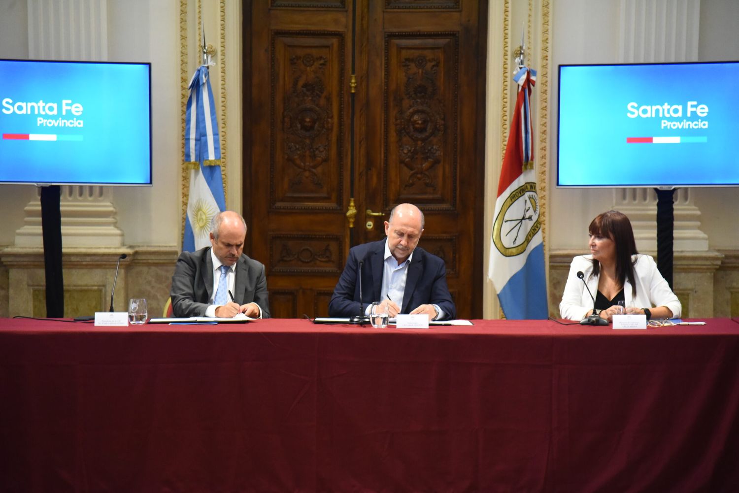 Perotti firmó el convenio para la creación de una delegación de la unidad de información financiera en Rosario