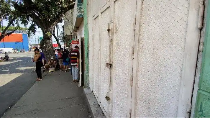 COMERCIOS CERRADOS Y FALLAS EN PUNTOS DE VENTA: así va este primer día de reconversión en Vargas