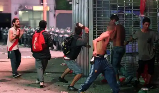 Los festejos de River en el Obelisco terminaron en una batalla campal