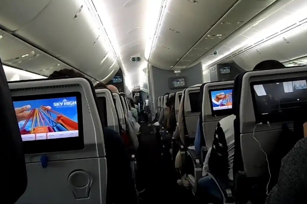 Se aisló durante 5 horas en el baño de un avión tras dar positivo de Covid