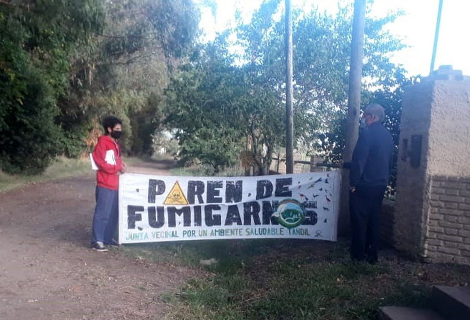 El Intendente visitó la  escuela de La porteña y  los vecinos lo interpelaron  por las fumigaciones