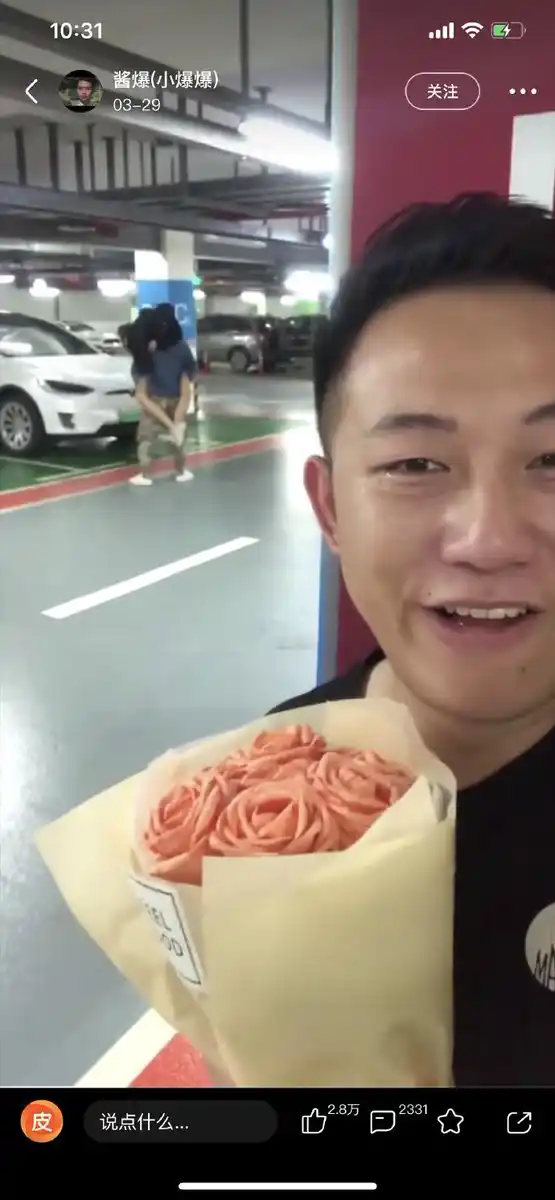 Se sacó una selfie y en el fondo aparece su novia siéndole infiel