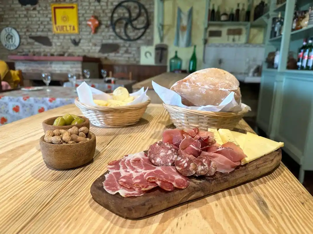 Una clásica postal del turismo rural local, la picada con pan de campo en un almacén tradicional.