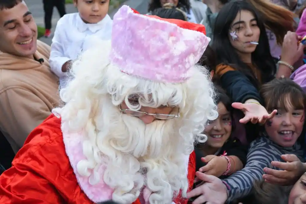 Papá Noel llegó en “Fitito” a la Cámara Económica. Fotos