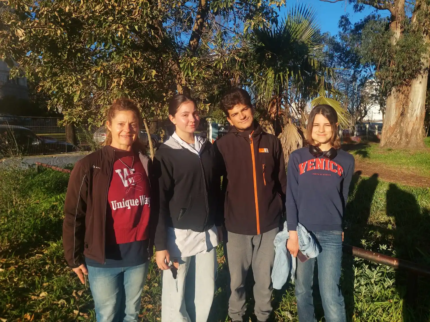 Emilia, Santiago y Elena, integrantes del proyecto, junto a la preceptora Mariana Coto