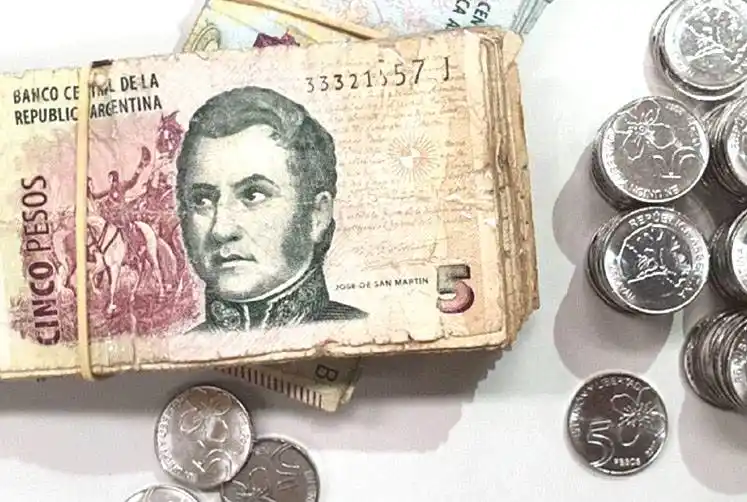 El 31/1 no van más los billetes de 5 pesos