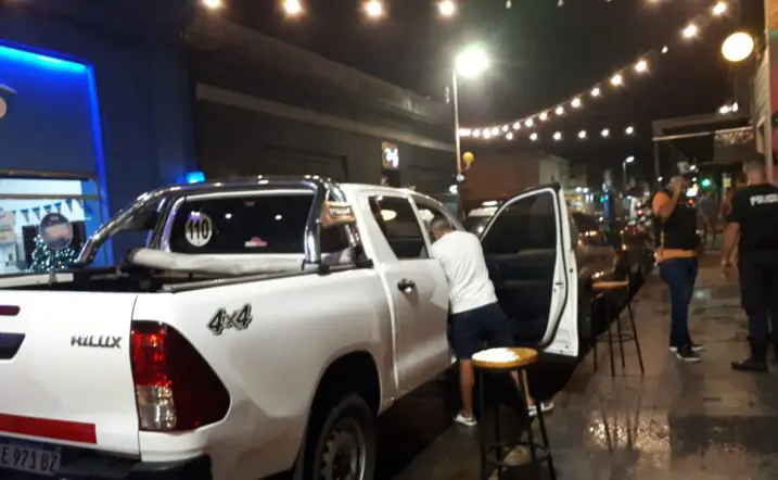 Hay denuncia y testigos: Qué pasó con el hombre que mostró sus genitales a los clientes de un bar y enfrentó a los inspectores